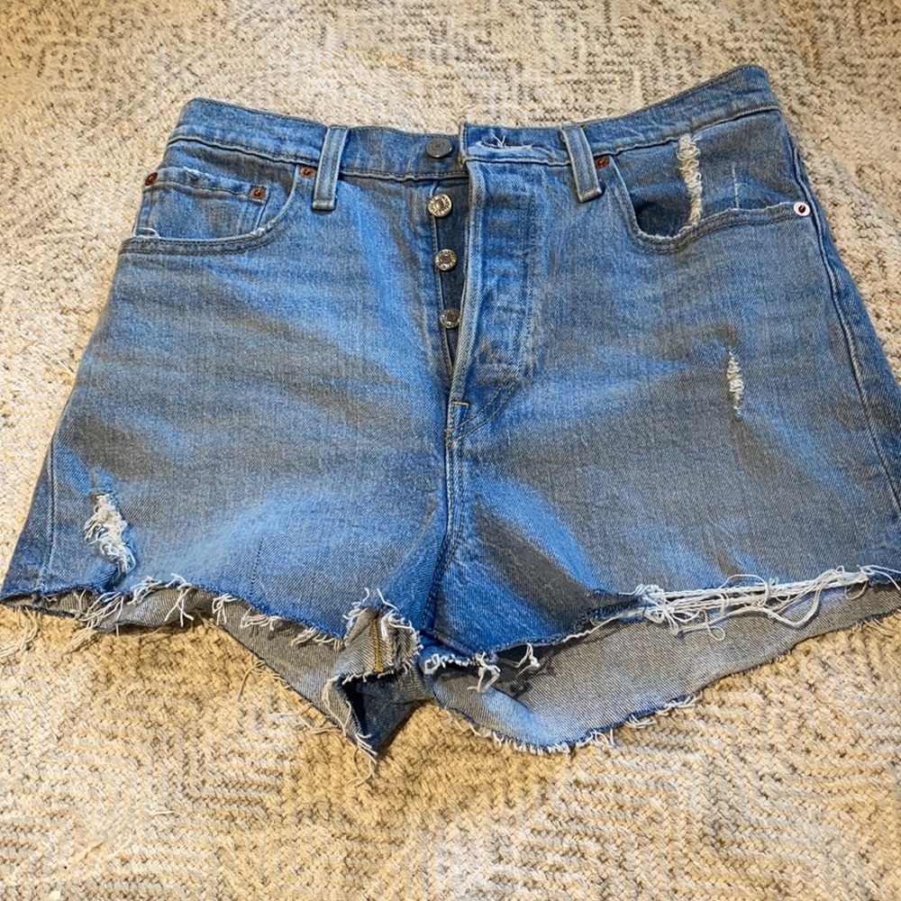 Never worn! Levi’s Ribcage shorts size 29